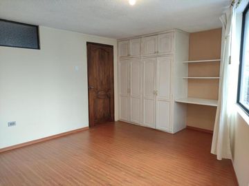 Casa Rentera de Oportunidad, 5 departamentos y 2 locales comerciales, El Ejido, Quito
