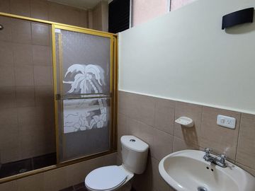 Casa Rentera de Oportunidad, 5 departamentos y 2 locales comerciales, El Ejido, Quito