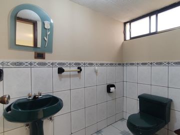 Casa Rentera de Oportunidad, 5 departamentos y 2 locales comerciales, El Ejido, Quito