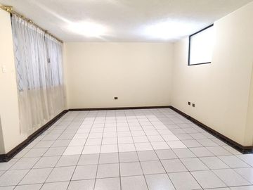 Casa Rentera de Oportunidad, 5 departamentos y 2 locales comerciales, El Ejido, Quito