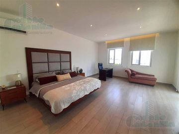 VENTA DE LUJOSA VILLA EN AIRES DEL BATAN