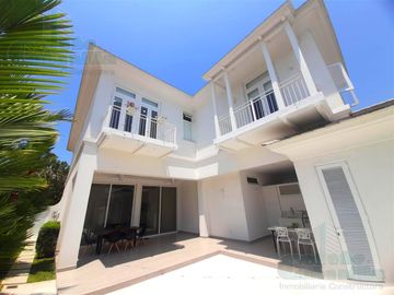 VENTA DE LUJOSA VILLA EN AIRES DEL BATAN