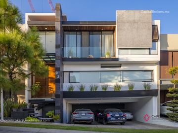 Casa en venta de lujo Fraccionamiento  Colinas Virreyes frente Puerta  las Lomas