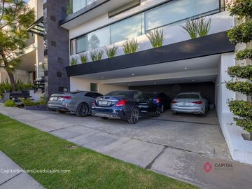 Casa en venta de lujo Fraccionamiento  Colinas Virreyes frente Puerta  las Lomas