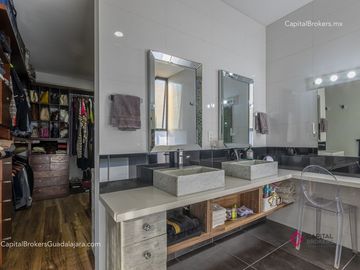 Casa en venta de lujo Fraccionamiento  Colinas Virreyes frente Puerta  las Lomas