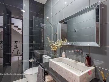 Casa en venta de lujo Fraccionamiento  Colinas Virreyes frente Puerta  las Lomas
