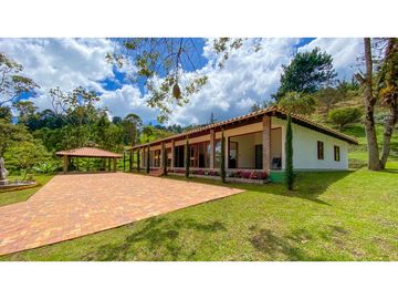 Venta de casa finca en Rionegro, Antioquia cercana al túnel de Oriente