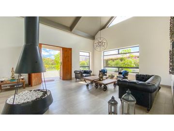 Venta de casa en exclusiva urbanización de Llano Grande Antioquia