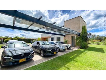 Venta de casa en exclusiva urbanización de Llano Grande Antioquia
