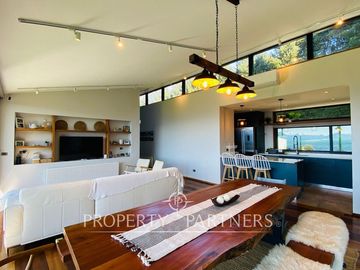 CASA CON VISTA Y ACCESO AL LAGO