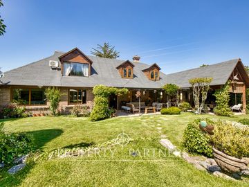 Amplia y Acogedora casa en venta, La Reina, rodeada de naturaleza