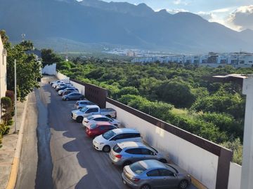CASA EN VENTA EN COL. PUERTA DE HIERRO EN MONTERREY