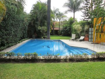 Casa con jardín y alberca en Fraccionamiento las Fincas, Jiutepec