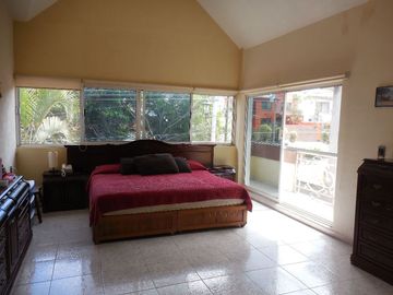 Residencia  en Fraccionamiento Burgos Bugambilias, de  4 recamaras