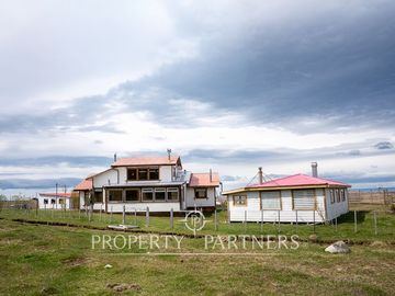 Gran terreno con hermosa casa en KM 9 1/2 Norte