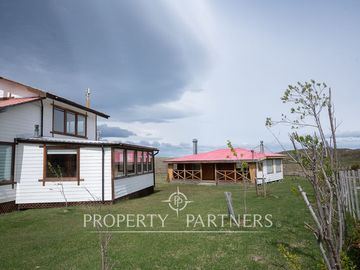 Gran terreno con hermosa casa en KM 9 1/2 Norte