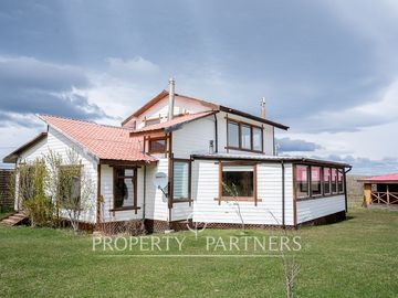 Gran terreno con hermosa casa en KM 9 1/2 Norte