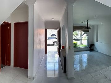 Casa en venta en Coto Bugambilias Country Cristal en  sur