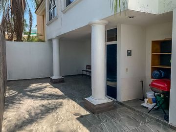 Casa en venta en Coto Bugambilias Country Cristal en  sur