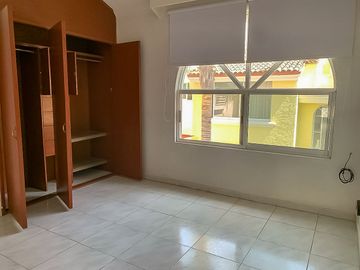 Casa en venta en Coto Bugambilias Country Cristal en  sur