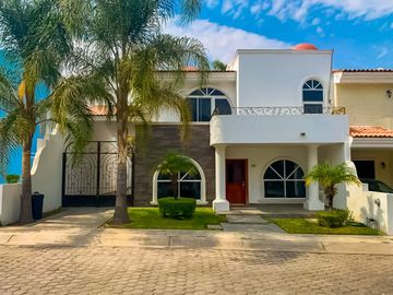 Casa en venta en Coto Bugambilias Country Cristal en  sur