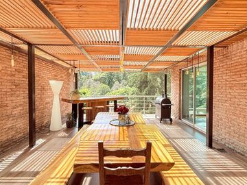 Casa remodelada con terraza y jardín en La  Herradura