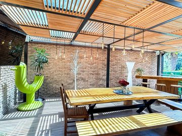 Casa remodelada con terraza y jardín en La  Herradura