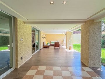 Casa remodelada con terraza y jardín en La  Herradura