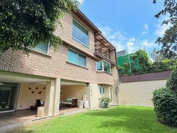 Casa remodelada con terraza y jardín en La  Herradura