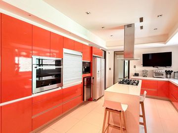 Casa remodelada con terraza y jardín en La  Herradura