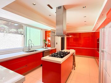 Casa remodelada con terraza y jardín en La  Herradura