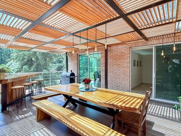 Casa remodelada con terraza y jardín en La  Herradura