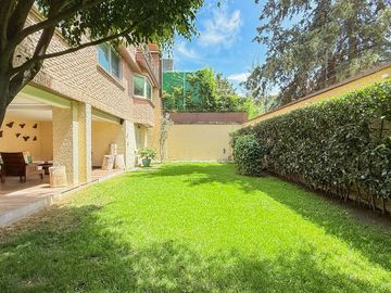 Casa remodelada con terraza y jardín en La  Herradura