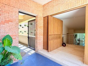 Casa remodelada con terraza y jardín en La  Herradura