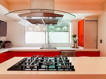 Casa remodelada con terraza y jardín en La  Herradura