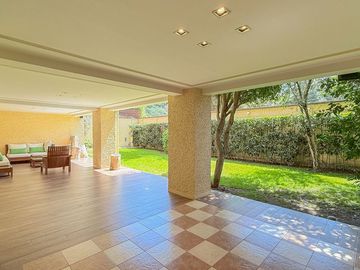 Casa remodelada con terraza y jardín en La  Herradura