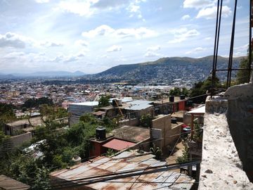 Cd Oaxaca por Escaleras del Fortin vendo  gran  casa para terminar