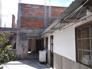 Cd Oaxaca por Escaleras del Fortin vendo  gran  casa para terminar