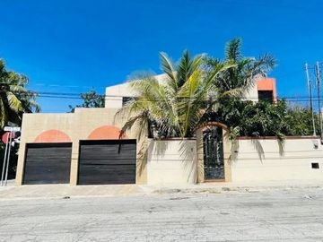 CASA EN VENTA EN ESQUINA| EN MERIDA, A DOS CALLES DE PASEO MONTEJO