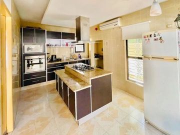 CASA EN VENTA EN ESQUINA| EN MERIDA, A DOS CALLES DE PASEO MONTEJO