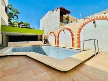 CASA EN VENTA EN ESQUINA| EN MERIDA, A DOS CALLES DE PASEO MONTEJO