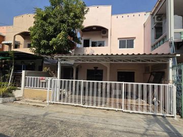 3 Bedroom Townhouse for sale in Tha Raeng, Bangkok