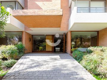 Duplex con Jardín en Vitacura, 5 Dormitorios,.