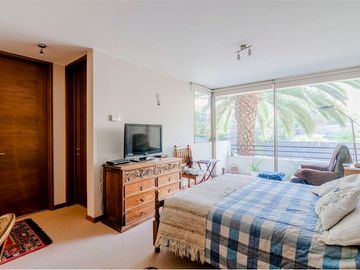 Duplex con Jardín en Vitacura, 5 Dormitorios,.