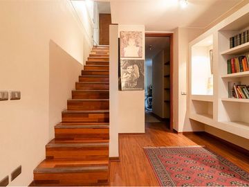 Duplex con Jardín en Vitacura, 5 Dormitorios,.