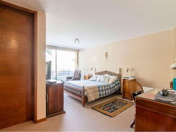 Duplex con Jardín en Vitacura, 5 Dormitorios,.