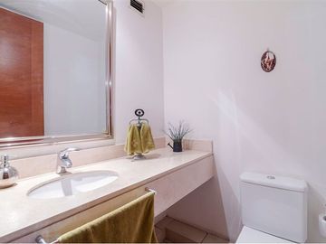 Duplex con Jardín en Vitacura, 5 Dormitorios,.