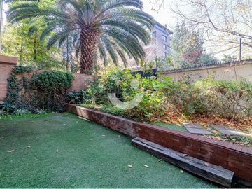 Duplex con Jardín en Vitacura, 5 Dormitorios,.
