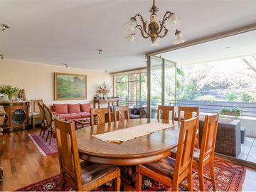 Duplex con Jardín en Vitacura, 5 Dormitorios,.
