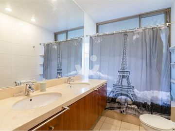 Duplex con Jardín en Vitacura, 5 Dormitorios,.